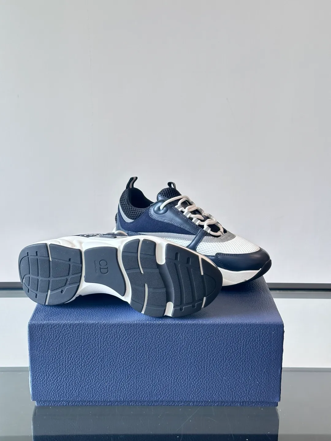 Factory price: 480💰 ◾️▫️Dior D®️ x 🆕 (high version) B22 men's jogging fashion sneakers, this single product draws inspiration from retro jogging shoes. It adopts a thick low-top design, with an upper made of black cow leather and mesh fabric, and a black and white engraved rubber sole. Black mesh fabric tongue and heel counters complement black laces, with an embossed "Di~r" logo embellishment on the side. These sneakers can be mixed and matched with a classic suit for a sporty chic look! Size: 39-45 (38, 46, 47 can be customized)